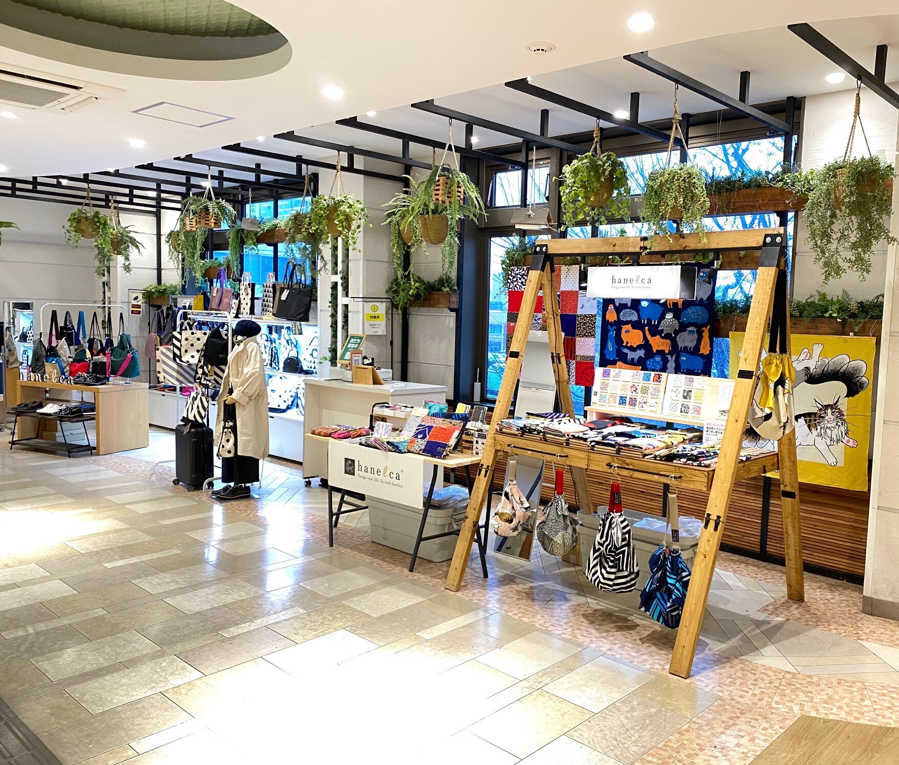 【小田急アコルデ新百合ヶ丘北館】アコルデ新百合ヶ丘北館３階通路