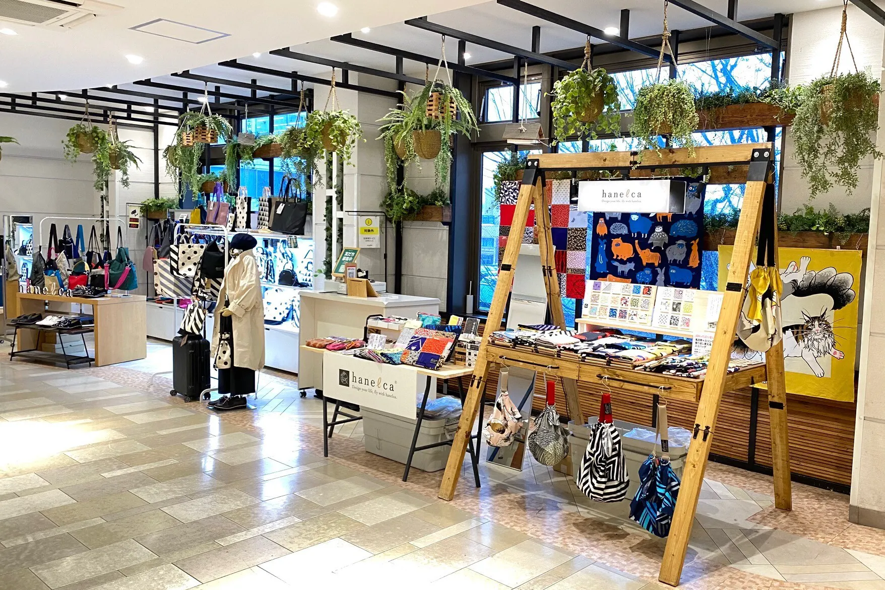 【小田急アコルデ新百合ヶ丘北館】アコルデ新百合ヶ丘北館3階通路