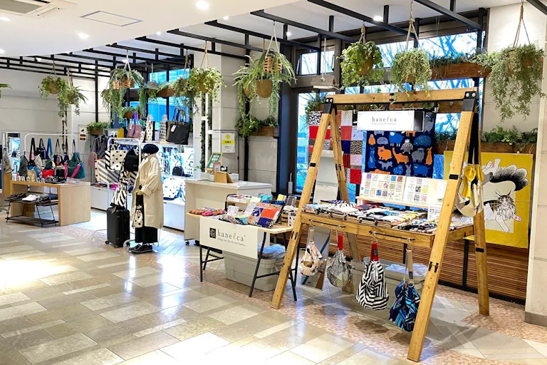 【小田急アコルデ新百合ヶ丘北館】アコルデ新百合ヶ丘北館3階通路の画像2