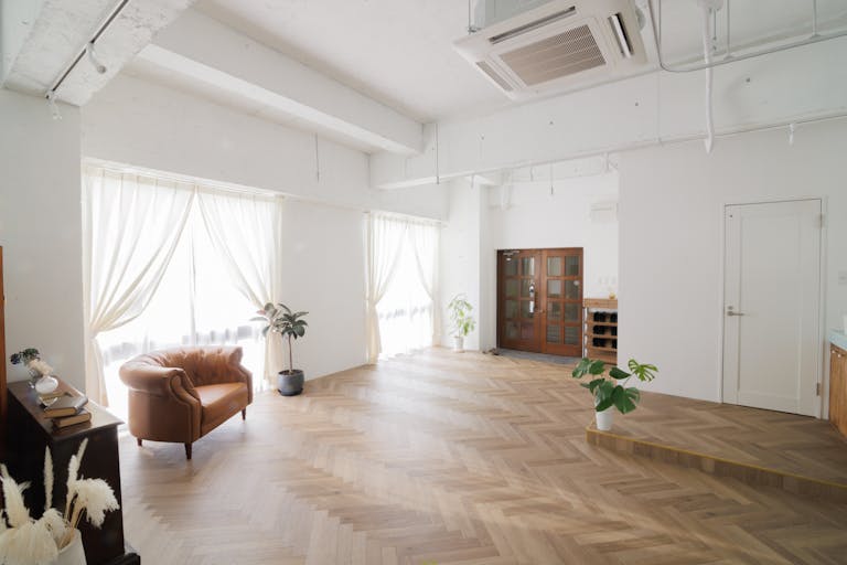 【湖北駅1分】撮影や展示会に適した駅近・白壁・自然光が入る開放感のあるスタジオの画像2