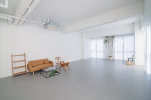 【湖北駅1分】撮影や展示会に適した駅近・白壁・自然光が入る開放感のあるスタジオ