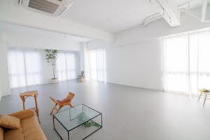 【湖北駅1分】撮影や展示会に適した駅近・白壁・自然光が入る開放感のあるスタジオ