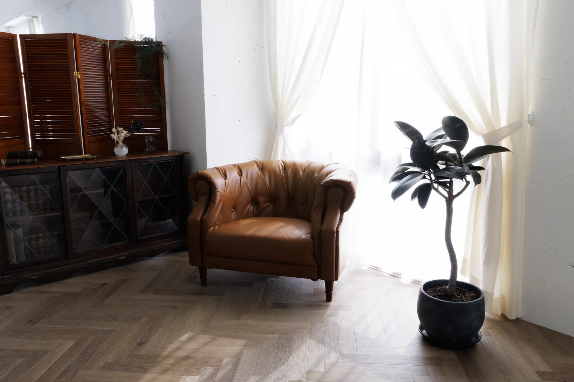 【湖北駅1分】撮影や展示会に適した駅近・白壁・自然光が入る開放感のあるスタジオ