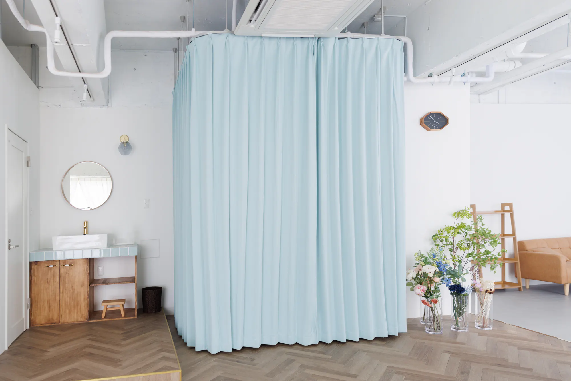 【湖北駅1分】撮影や展示会に適した駅近・白壁・自然光が入る開放感のあるスタジオ