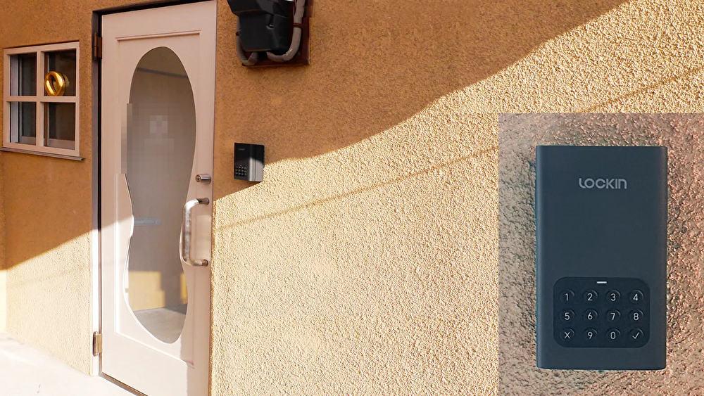 ドア右手のキーボックスにカギが入っています。(予約後ナンバーをお伝えします)