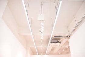 【心斎橋駅5分】展示会・ポップアップストア・撮影に最適、路面に面したホワイトを基調としたスペース