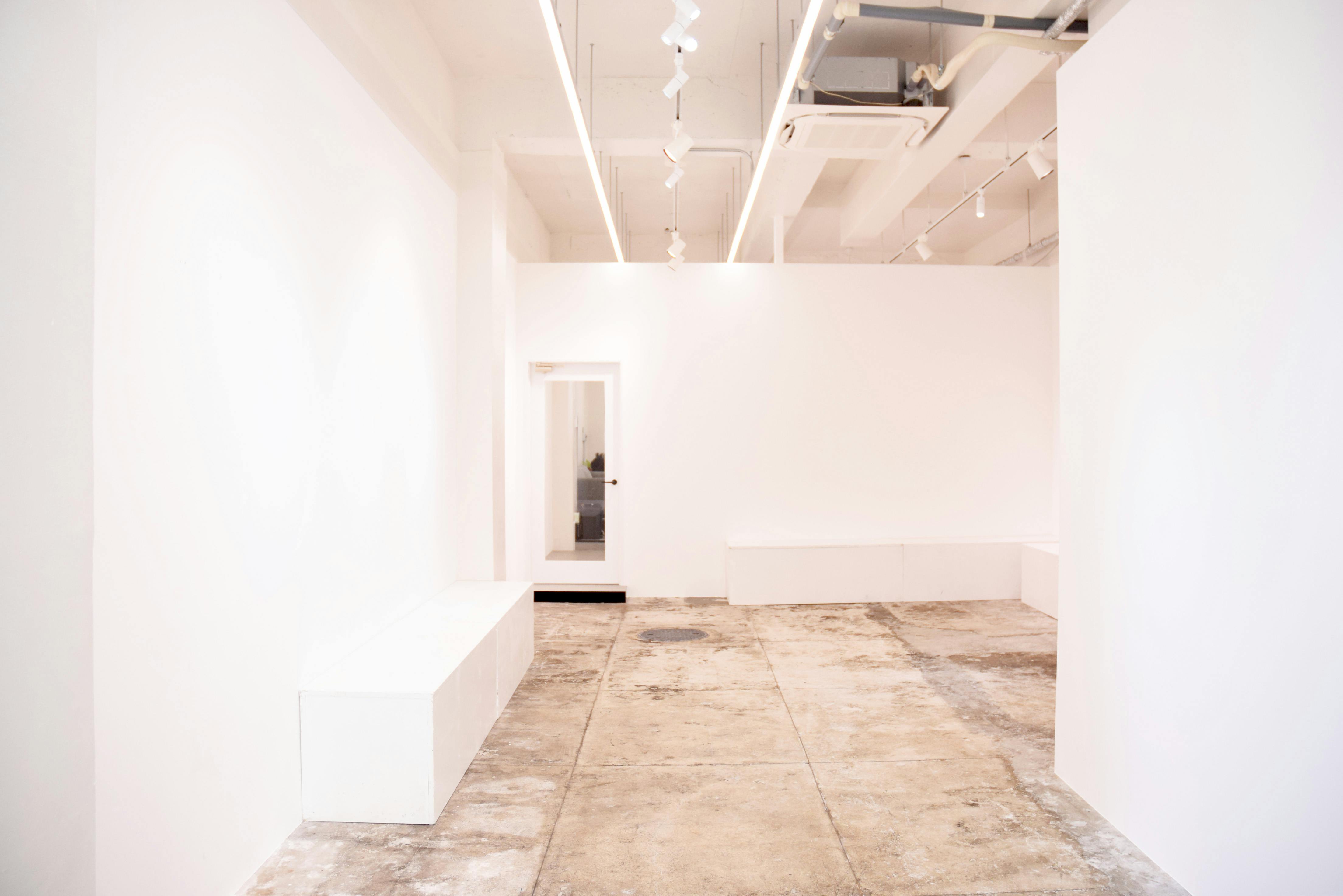 【心斎橋駅5分】展示会・ポップアップストア・撮影に最適、路面に面したホワイトを基調としたスペース