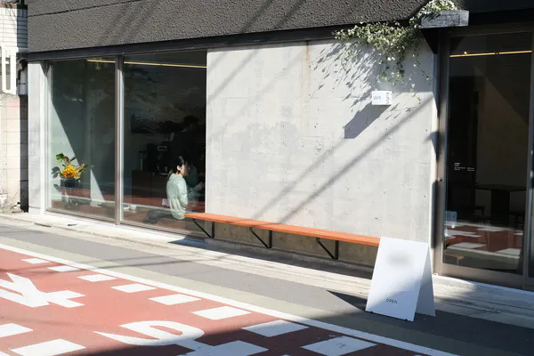 【学芸大学駅3分】ポップアップストアや展示会場、撮影に最適な自然光差し込む無機質カフェ