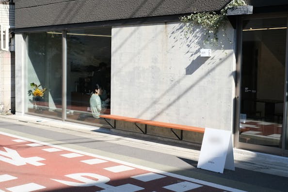 【学芸大学駅3分】ポップアップストアや展示会場、撮影に最適な自然光差し込む無機質カフェ