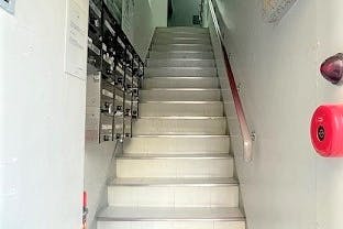 建物の一番左側に階段があります。