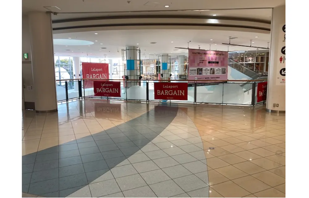 【ららぽーと甲子園】2階 パークウォークコート(総合案内所側)