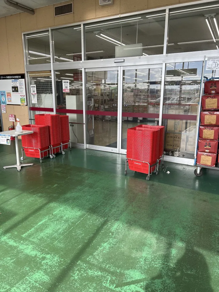 【エフマート多度】販促プロモーションに最適な風除室スペース