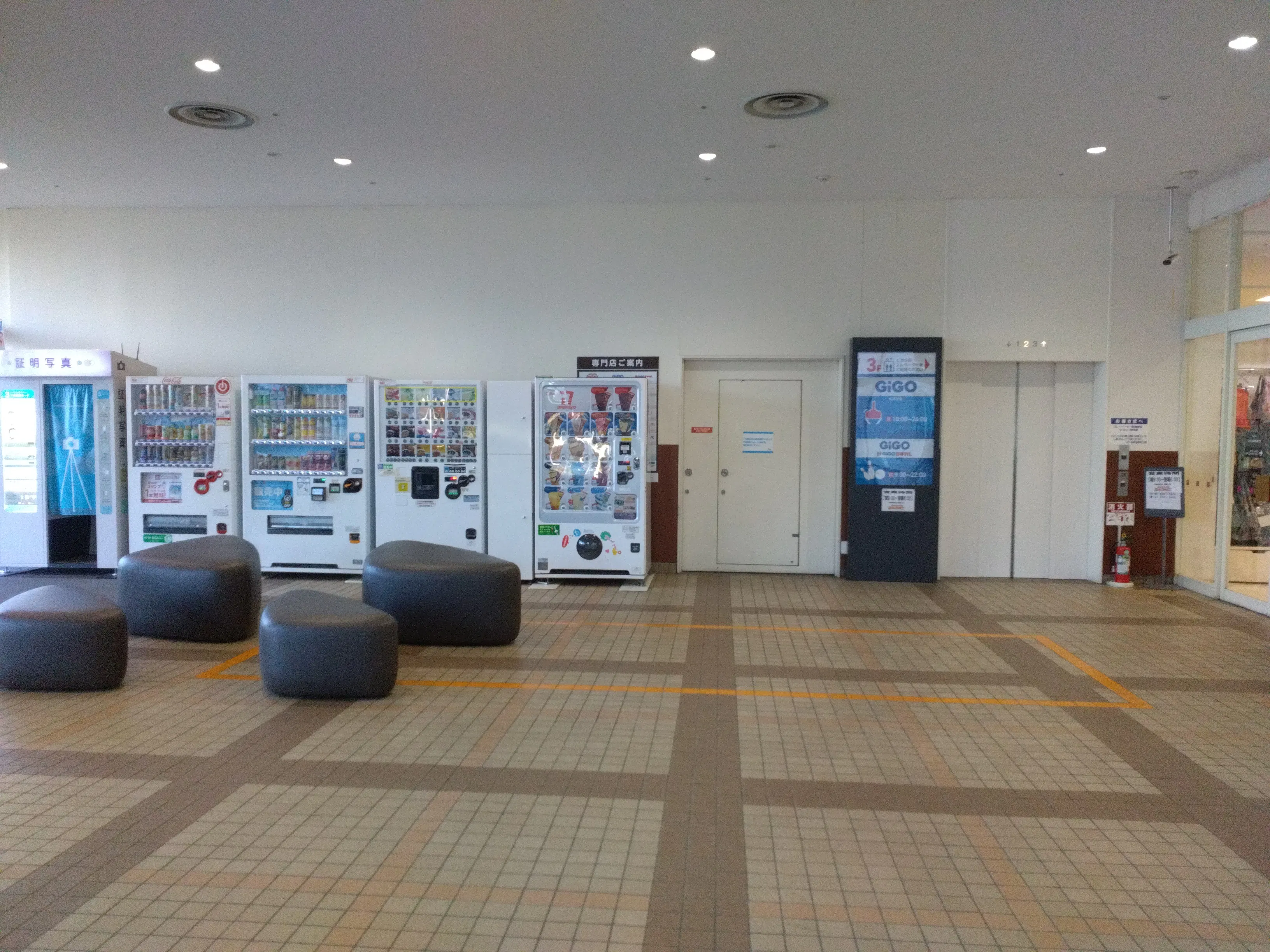【イオン札幌手稲駅前ショッピングセンター】第二駐車場側風除室