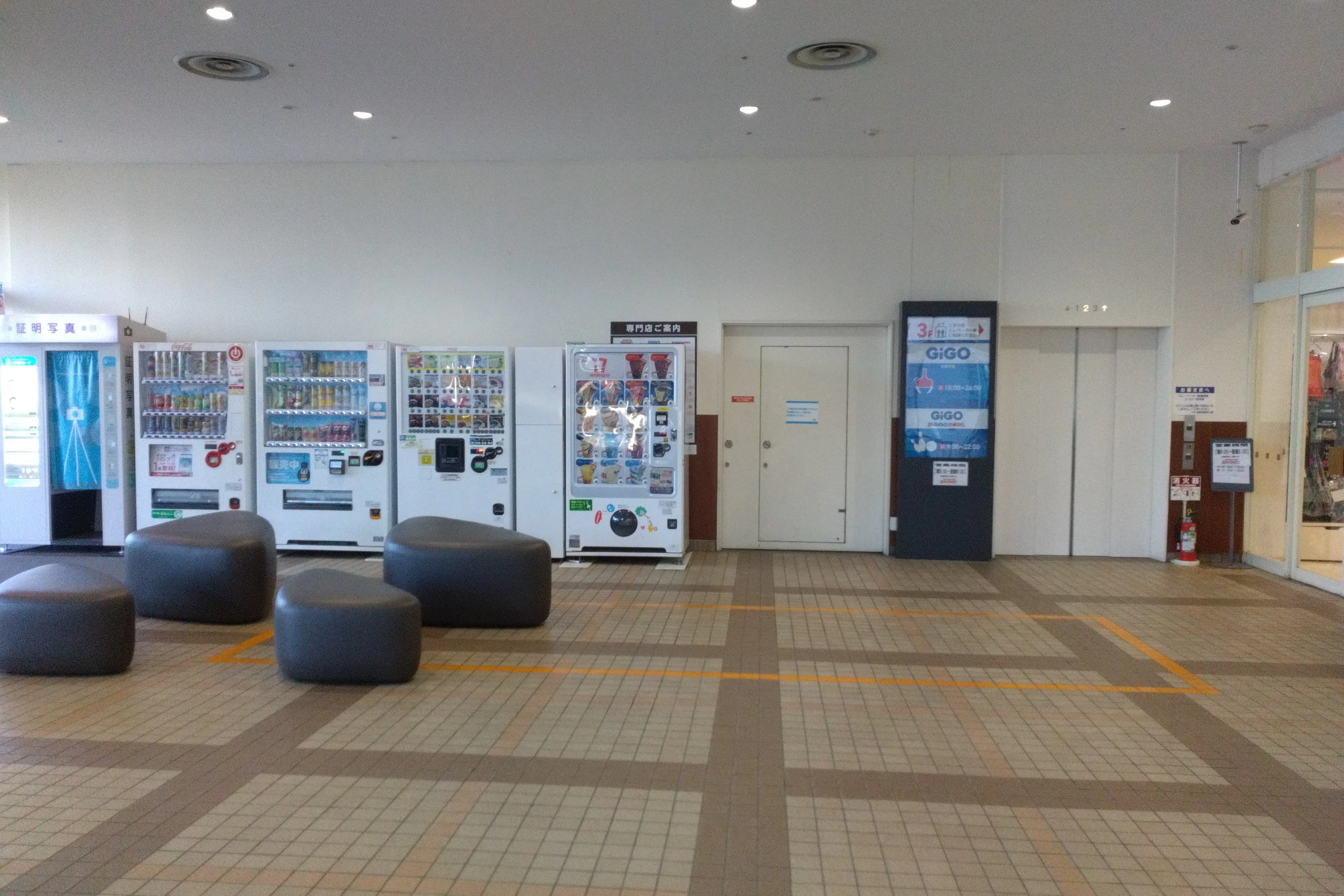 【イオン札幌手稲駅前ショッピングセンター】第二駐車場側風除室