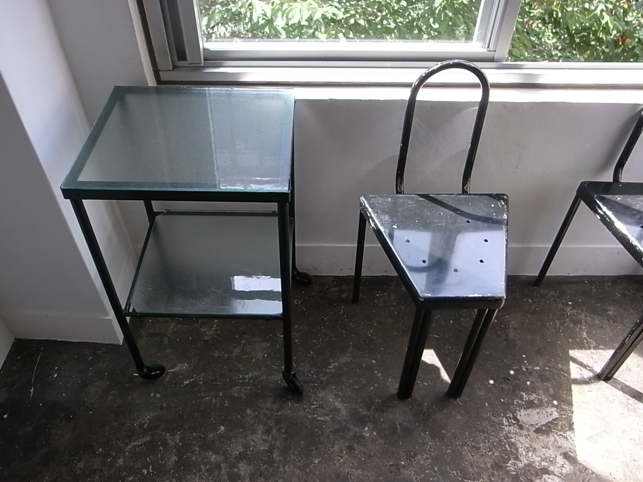 ミニマルデザインのアンティーク什器は展示品の雰囲気を損ないません