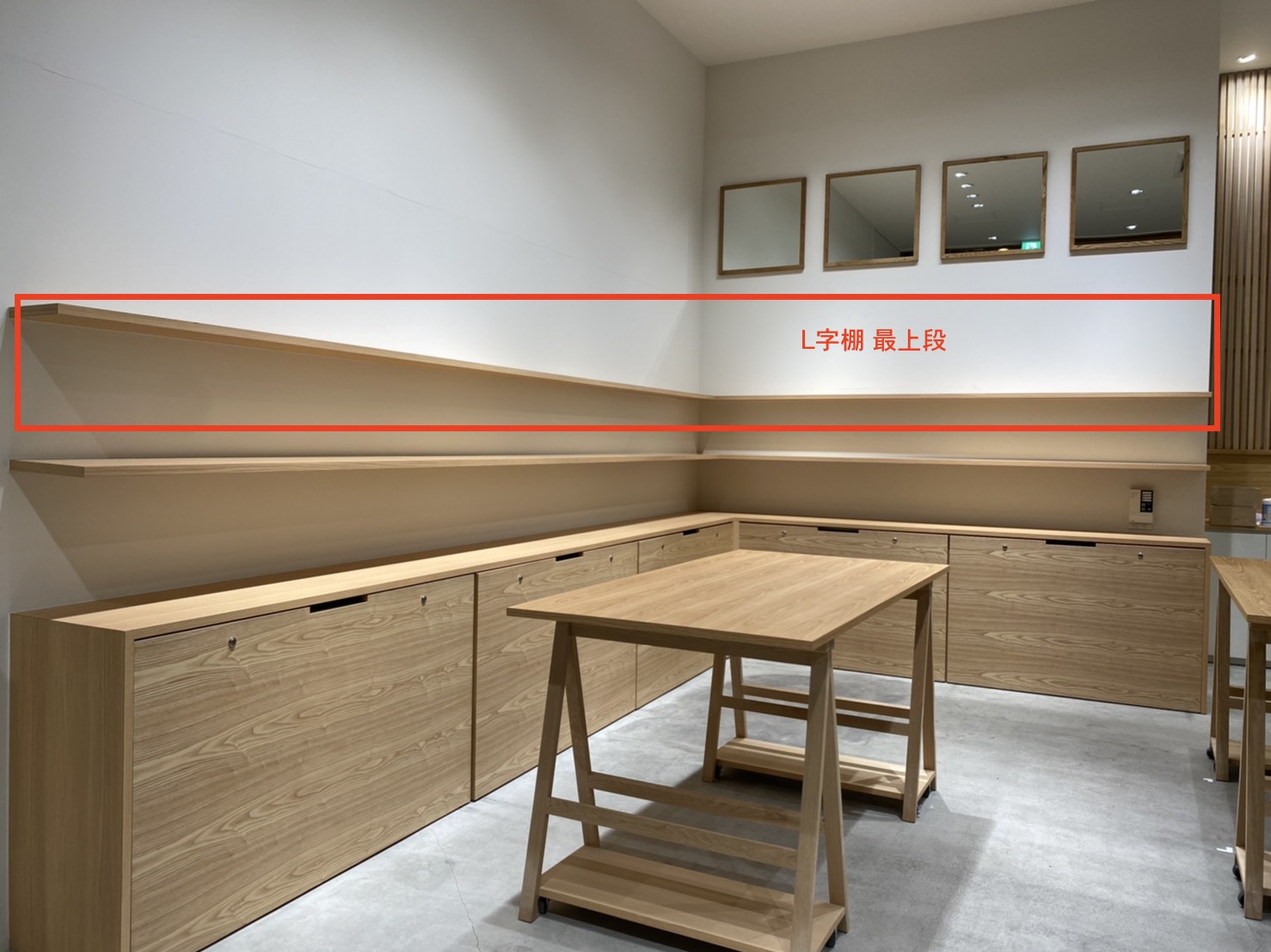 L字の陳列棚にギャラリーのように作品を展示するのも可能