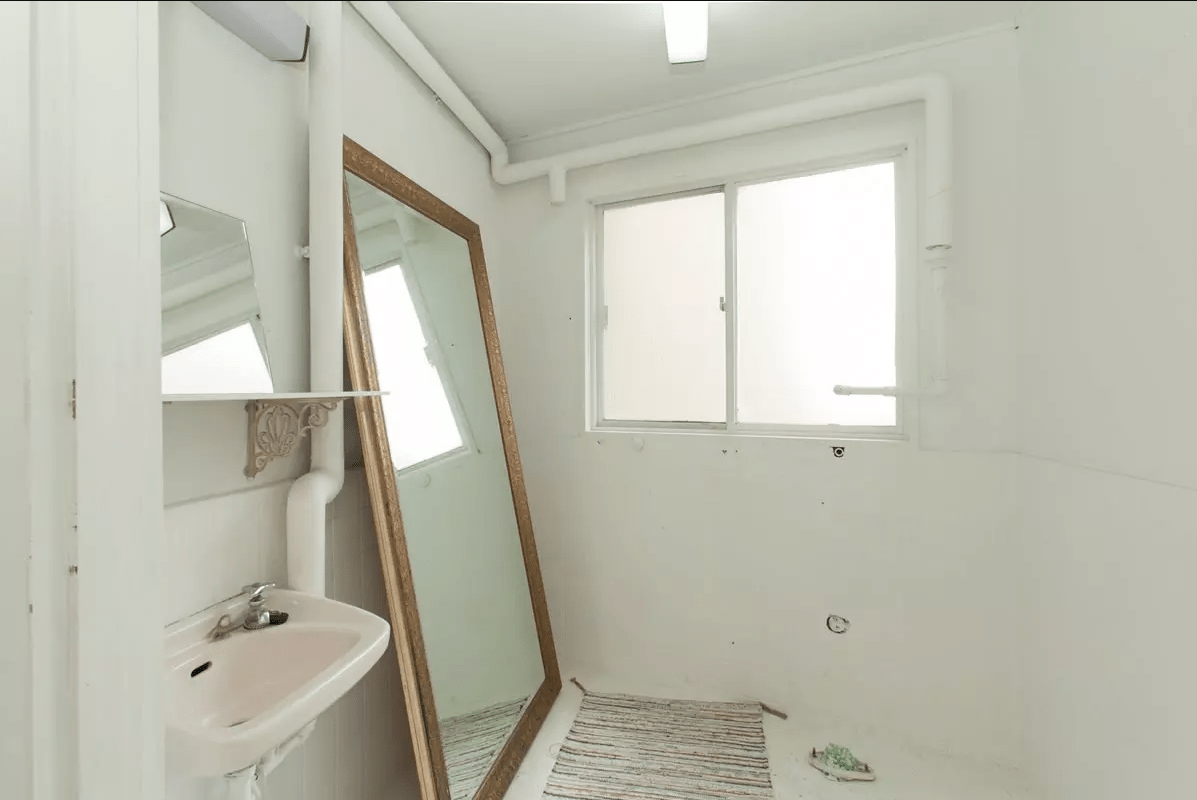 大型の鏡など展示会などで利用できる什器も完備