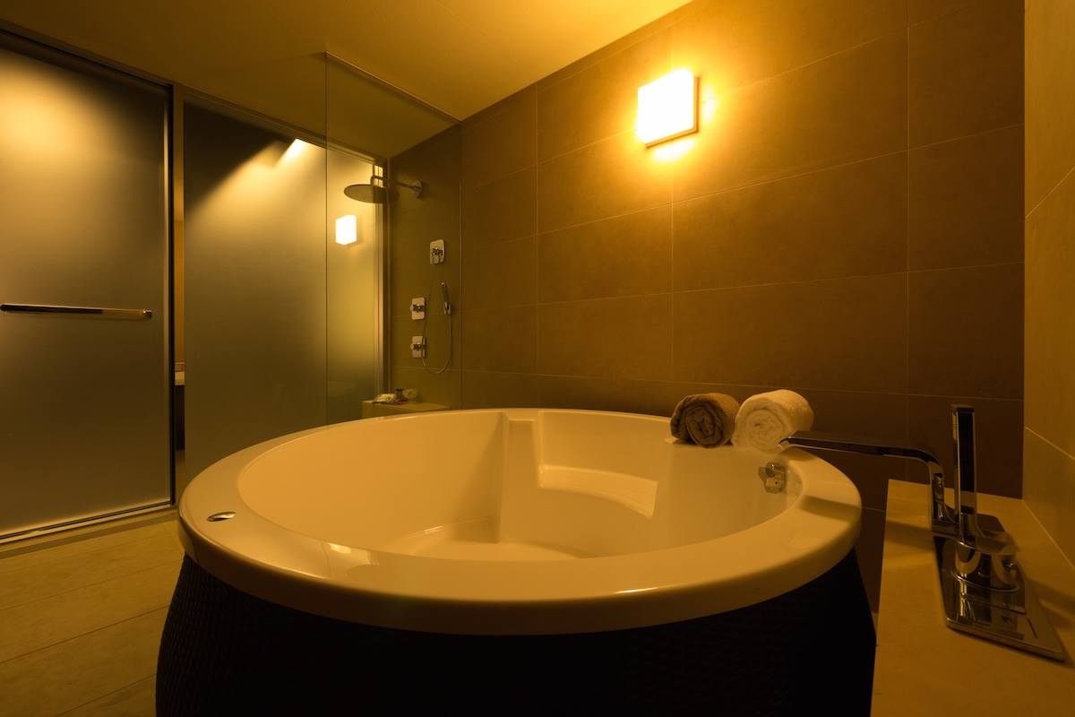  シャワー＆バス。清潔感があり、昼間はブラインドを開けるとバルコニーが見え開放的です。