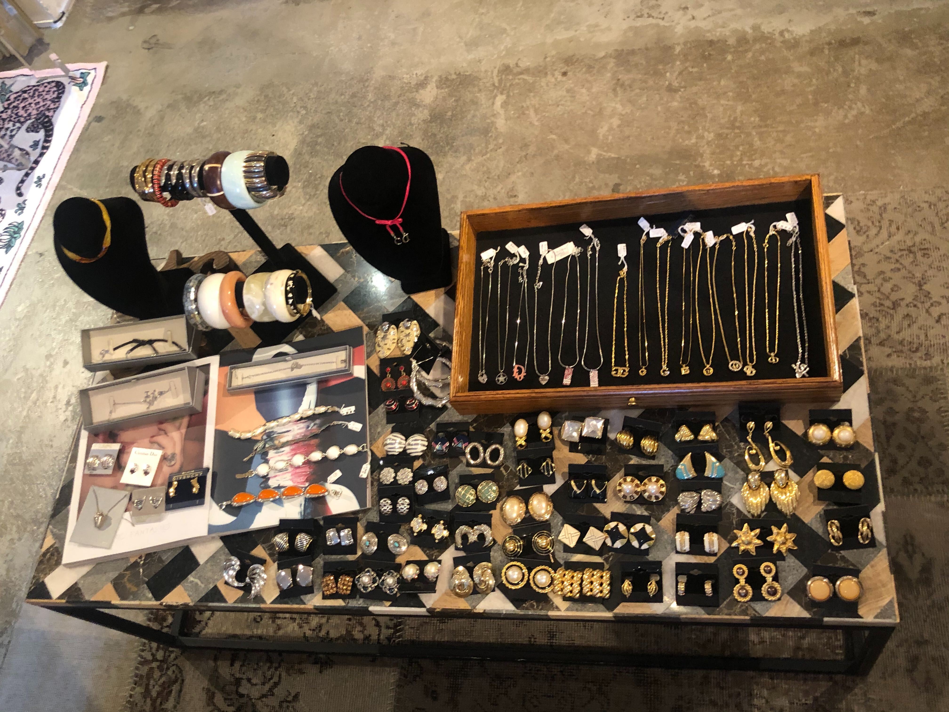 コーヒーテーブル(H400×1205mm×D600mm)：15,000円／日