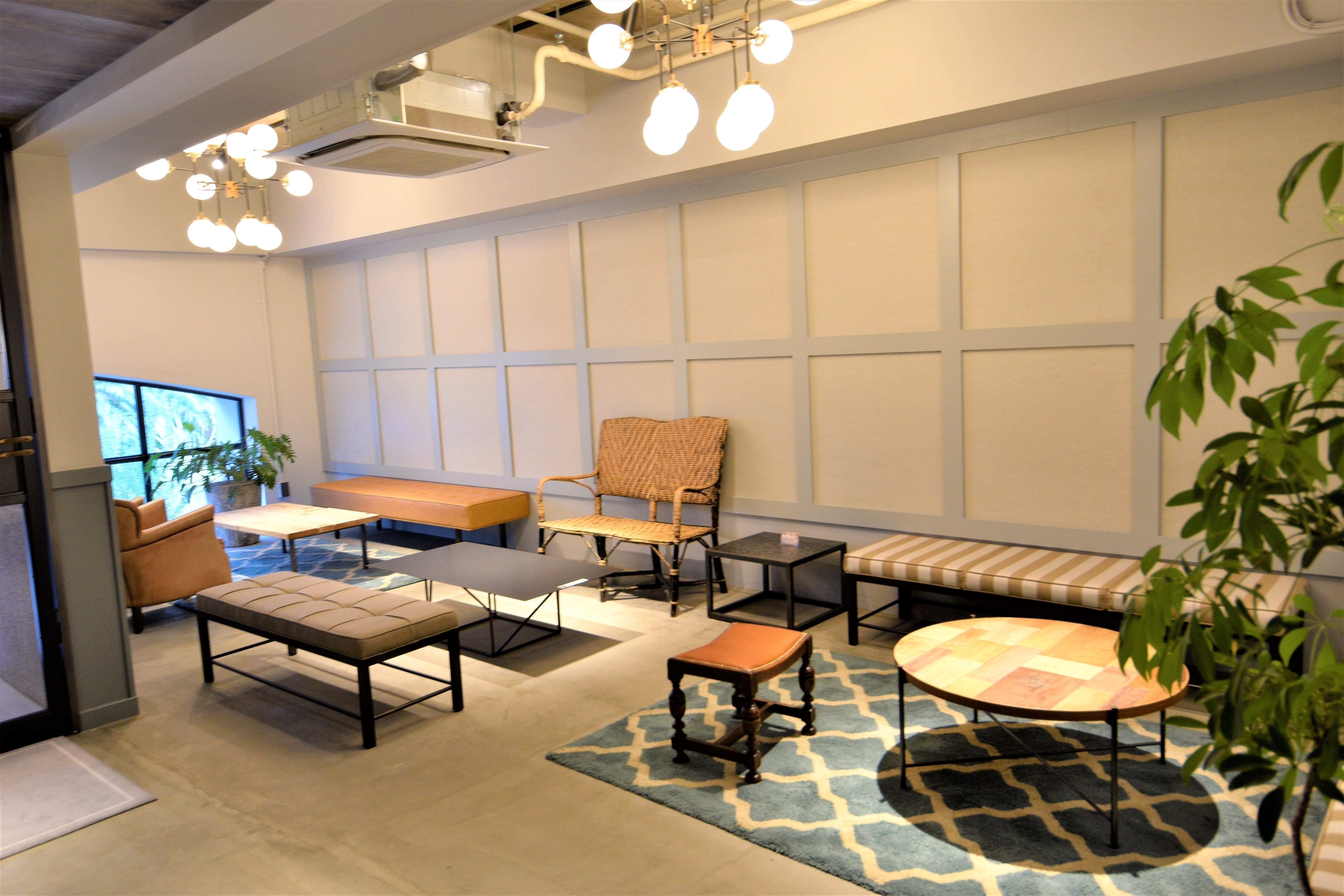 ラウンジが目印のシェアオフィスの1階になります