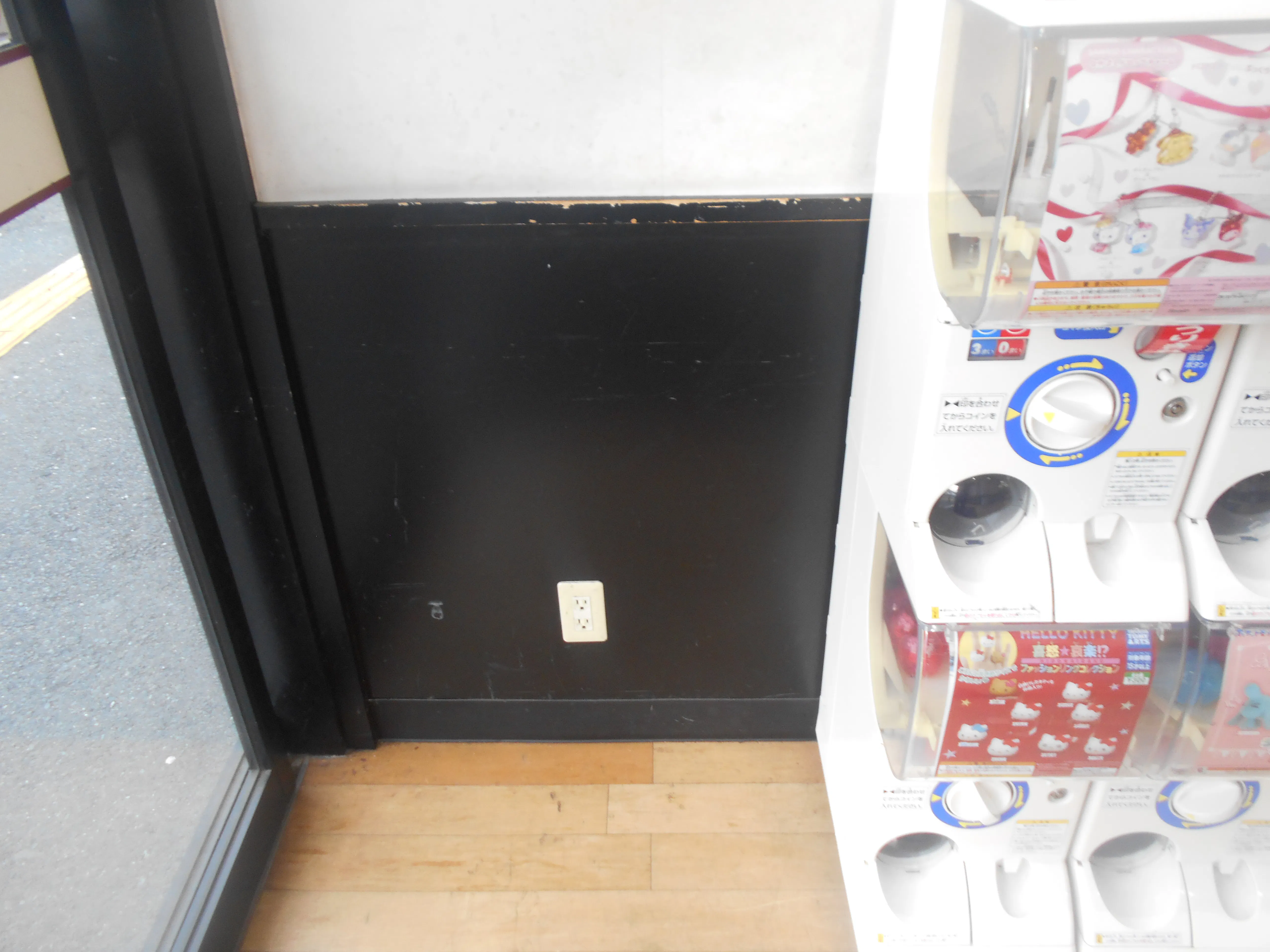 【スピナ鷹見台店】クリーニング側風除室 販促プロモーションや物販に最適なスーパー店内催事イベントスペース