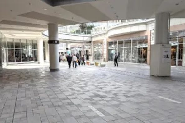 【あべのキューズモール】「⑧2F アーバンアベニュー」JR天王寺駅デッキからのメイン導線上にある通行量の多い屋外イベントスペース