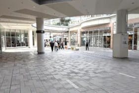 【あべのキューズモール】「⑧2F アーバンアベニュー」JR天王寺駅デッキからのメイン導線上にある通行量の多い屋外イベントスペース