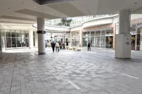 【あべのキューズモール】「⑧2F アーバンアベニュー」JR天王寺駅デッキからのメイン導線上にある通行量の多い屋外イベントスペース