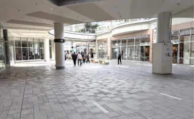 【あべのキューズモール】「⑧2F アーバンアベニュー」JR天王寺駅デッキからのメイン導線上にある通行量の多い屋外イベントスペース