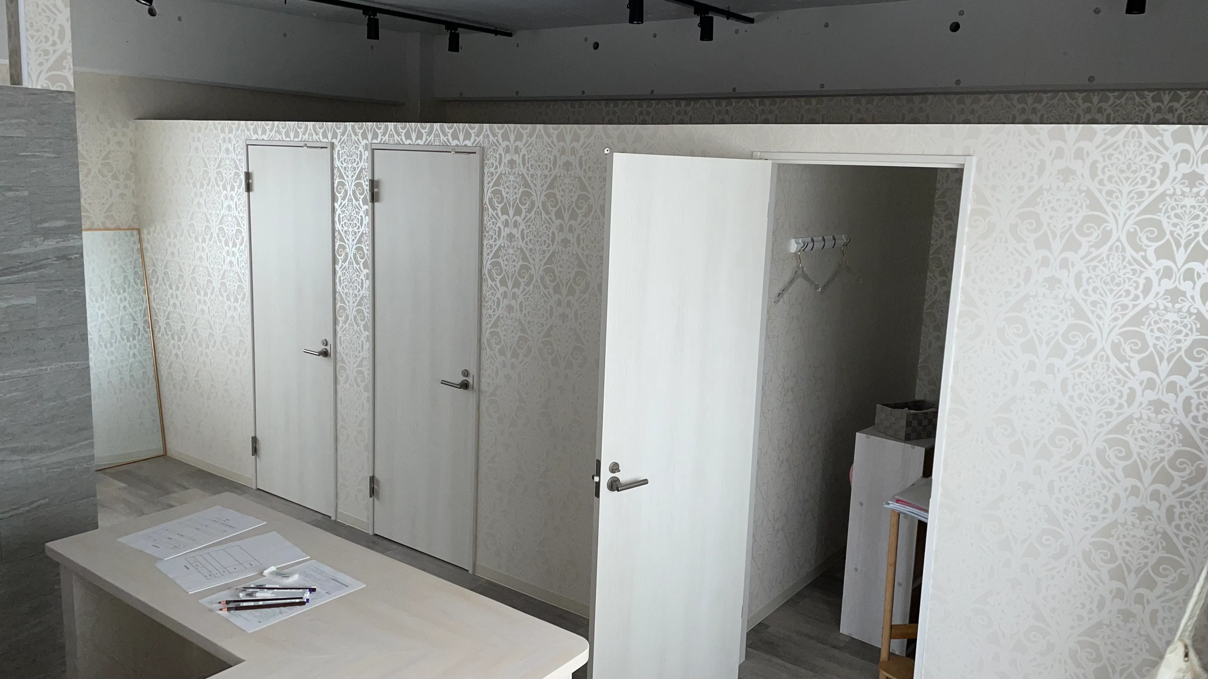 【大分市エリア】ネイルサロン等の出張サロンやポップアップに最適な個室及び什器完備のレンタルスペース