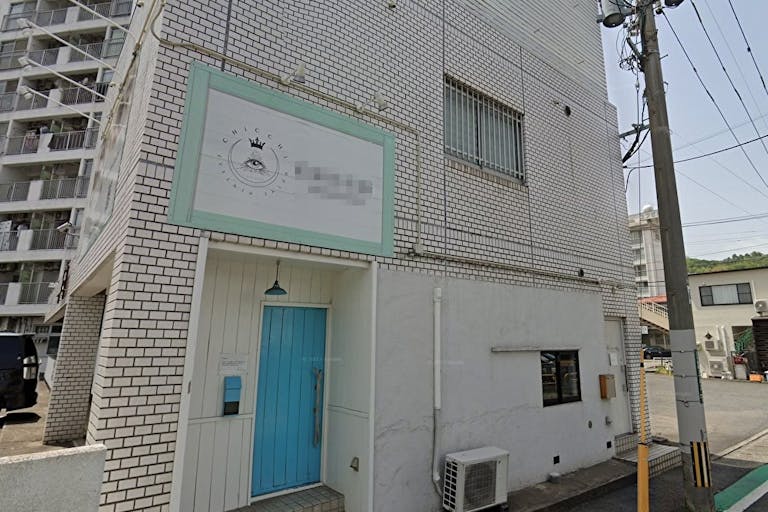 外観(奥の扉が2階入口となっております)