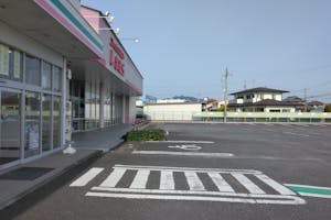 【ドラッグセイムス芸濃椋本店】キッチンカー出店やプロモーション催事に最適なドラッグストアの駐車場イベントスペース