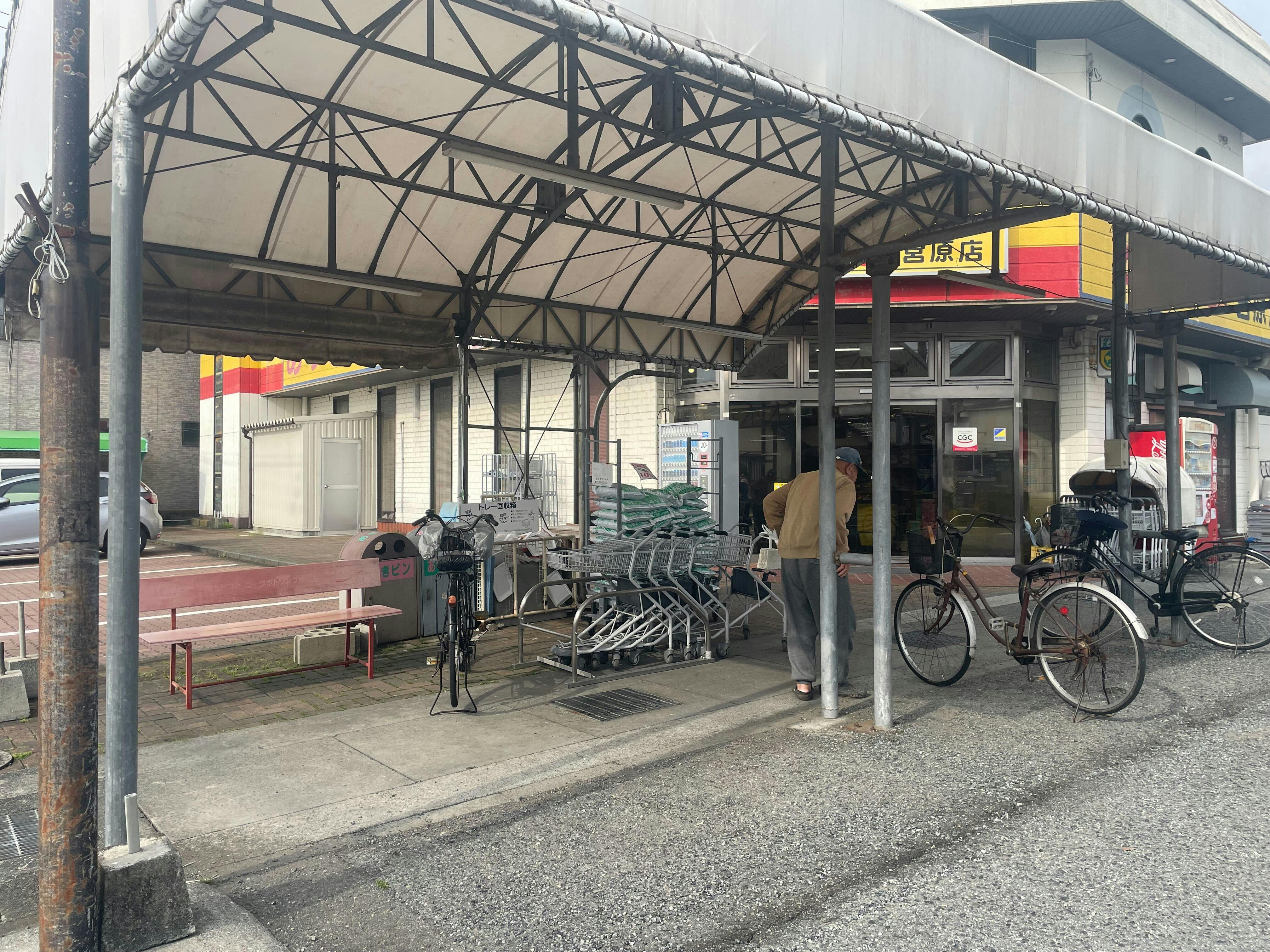 【ファミリーフードありさ宮原店】キッチンカーやプロモーションに最適な店舗入口前のテント下スペースの画像