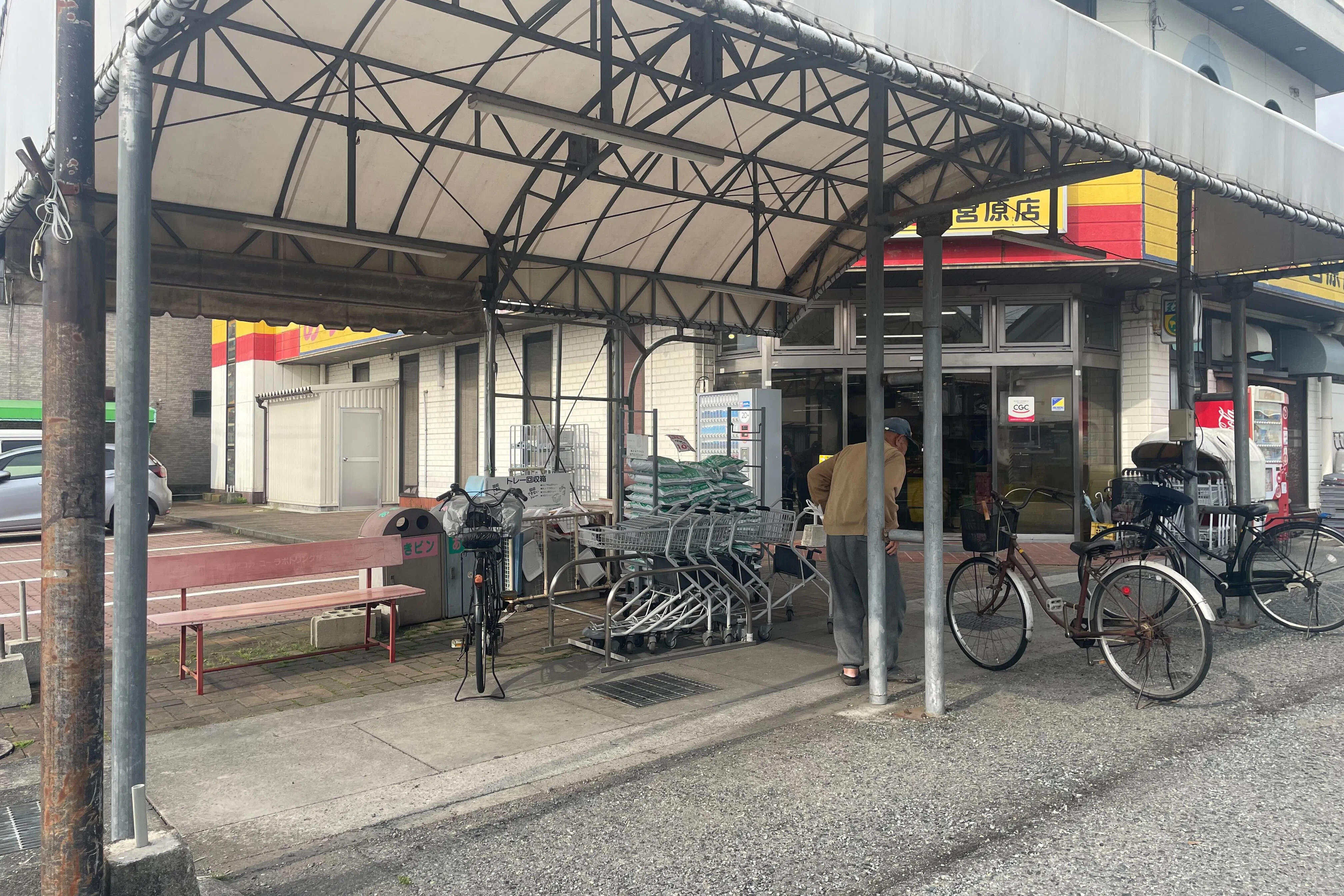 【ファミリーフードありさ宮原店】キッチンカーやプロモーションに最適な店舗入口前のテント下スペース