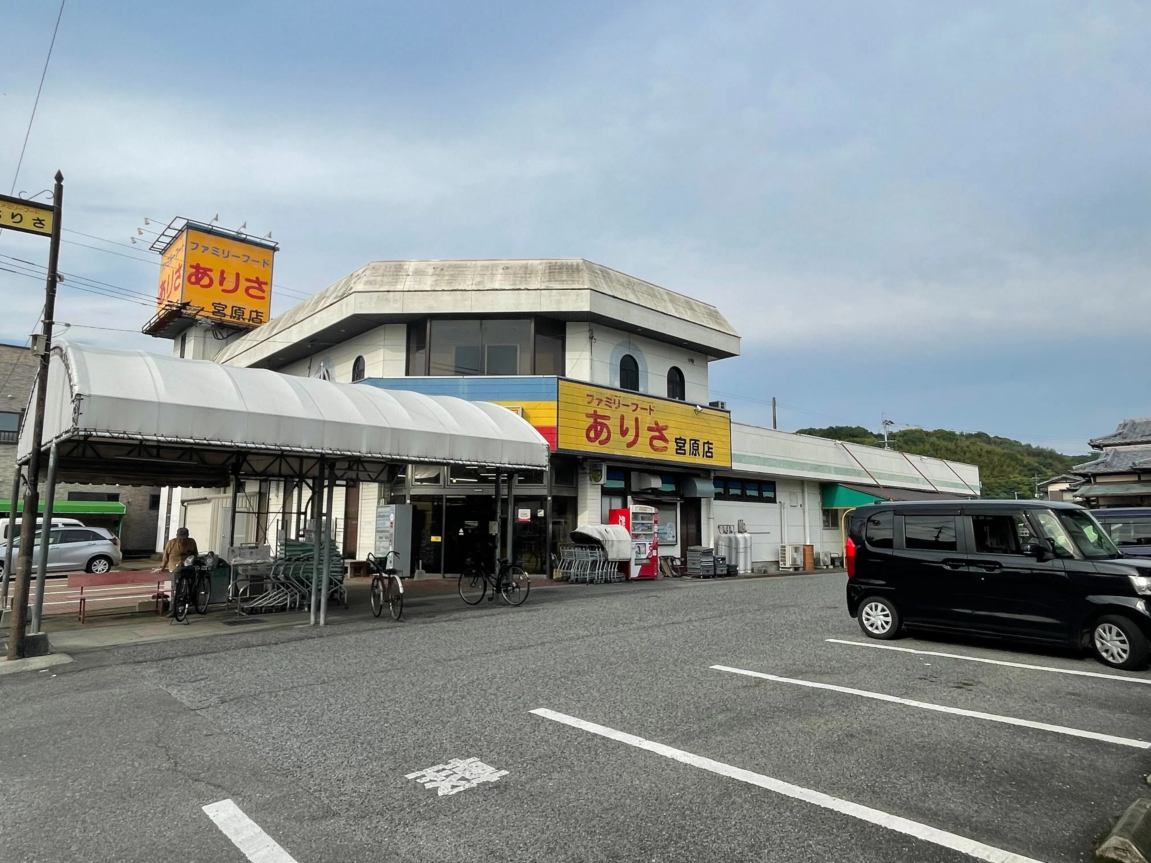 【ファミリーフードありさ宮原店】キッチンカーやプロモーションに最適な店舗入口前のテント下スペース