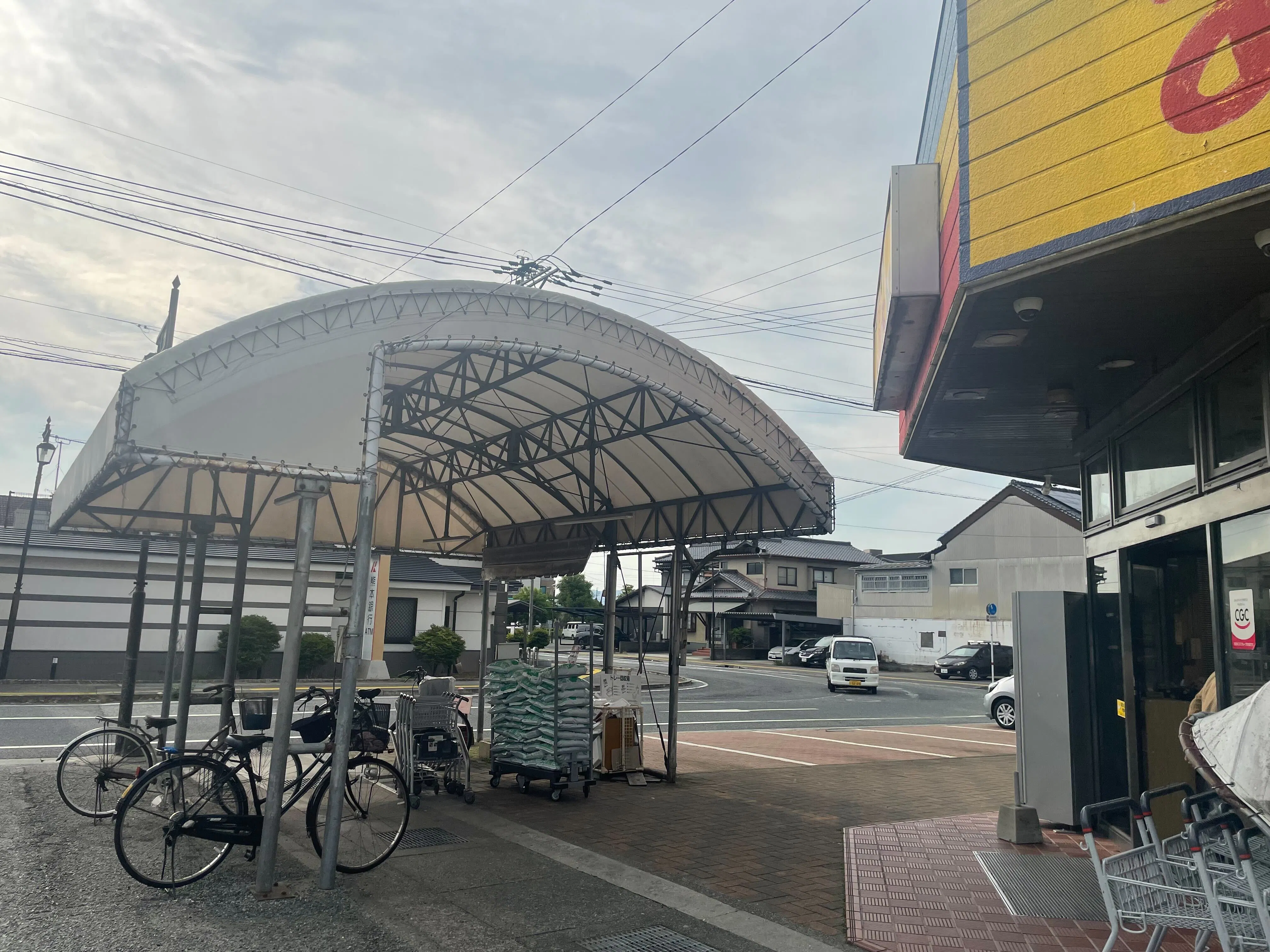 【ファミリーフードありさ宮原店】キッチンカーやプロモーションに最適な店舗入口前のテント下スペース