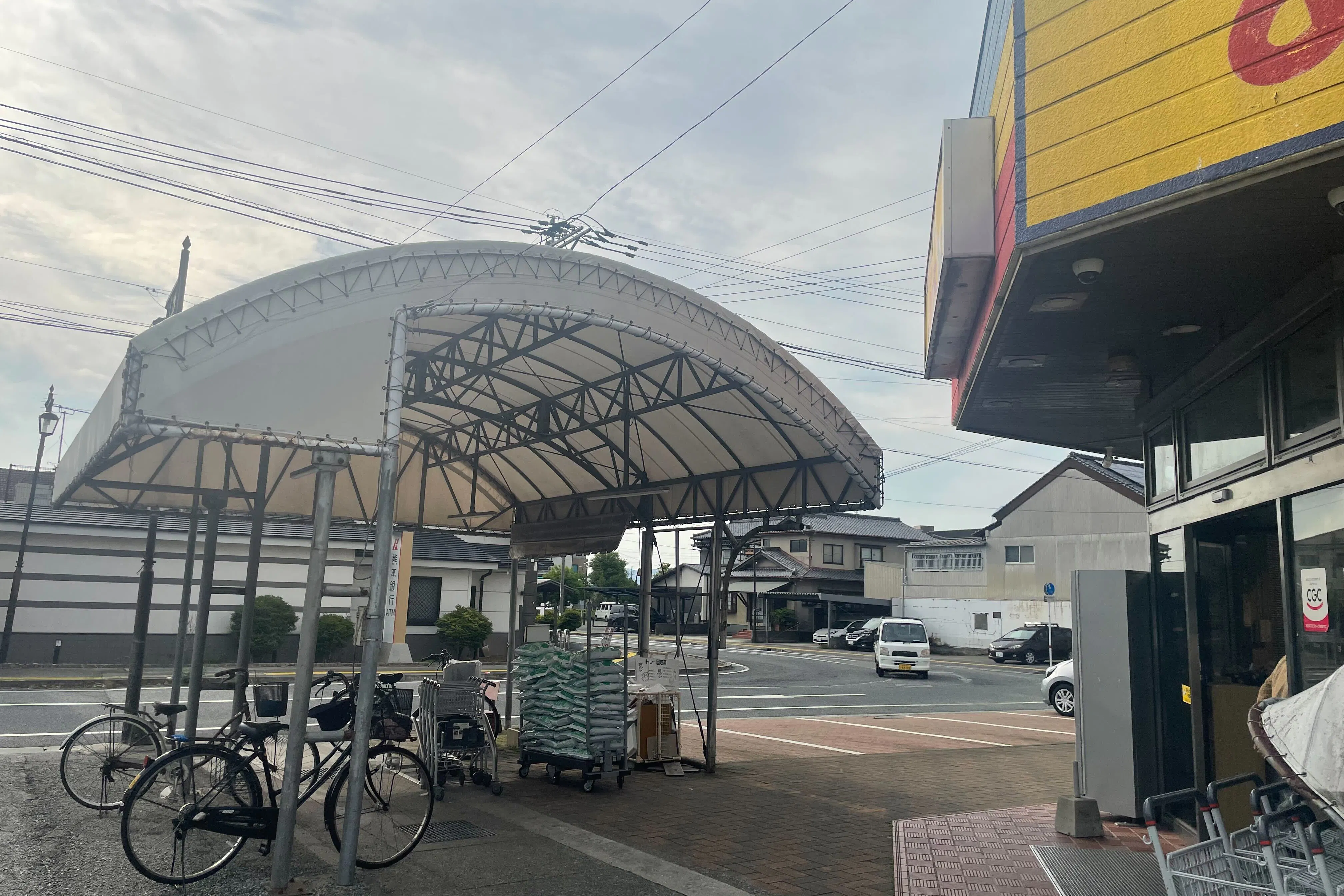 【ファミリーフードありさ宮原店】キッチンカーやプロモーションに最適な店舗入口前のテント下スペース