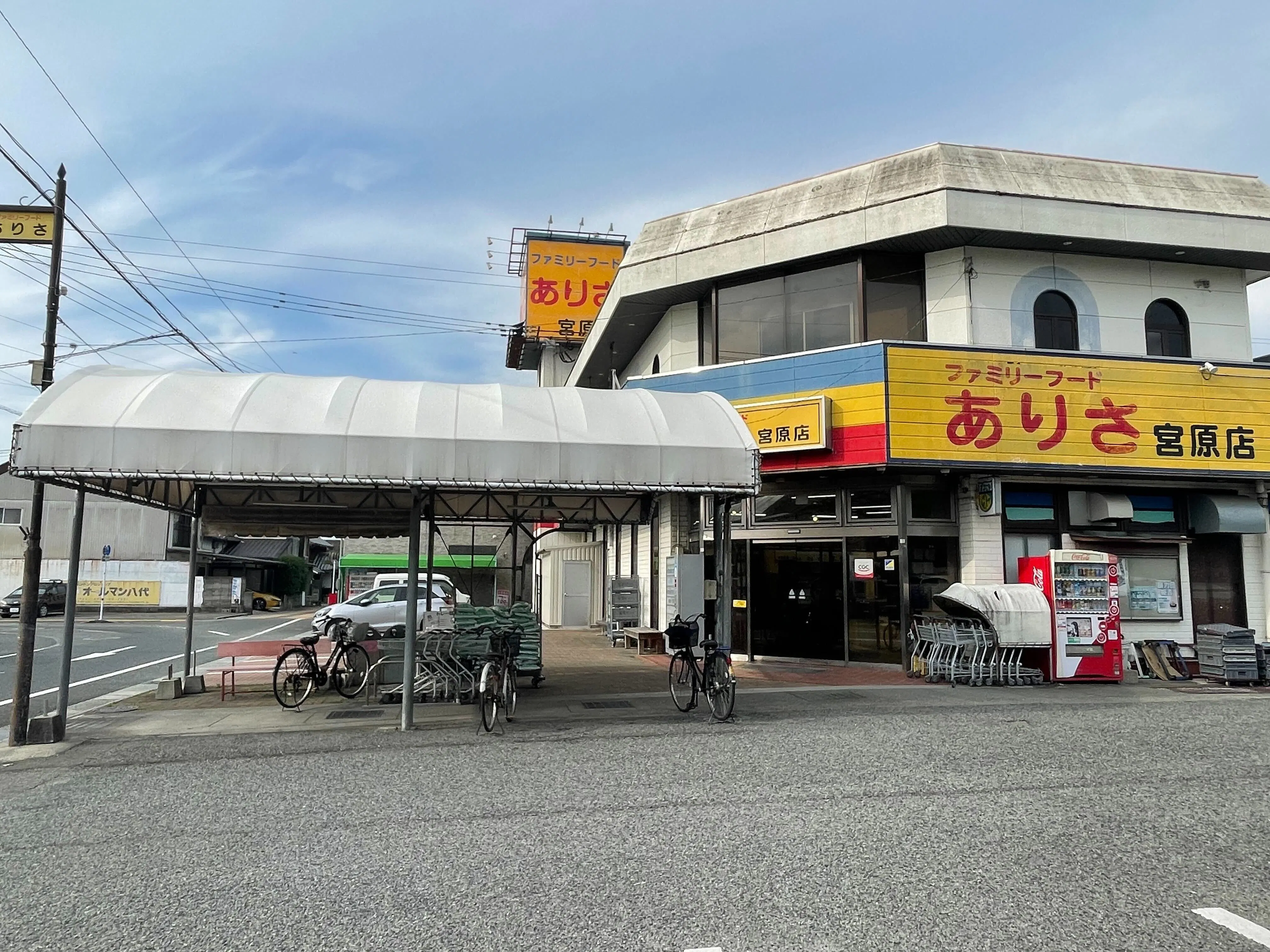 【ファミリーフードありさ宮原店】キッチンカーやプロモーションに最適な店舗入口前のテント下スペース