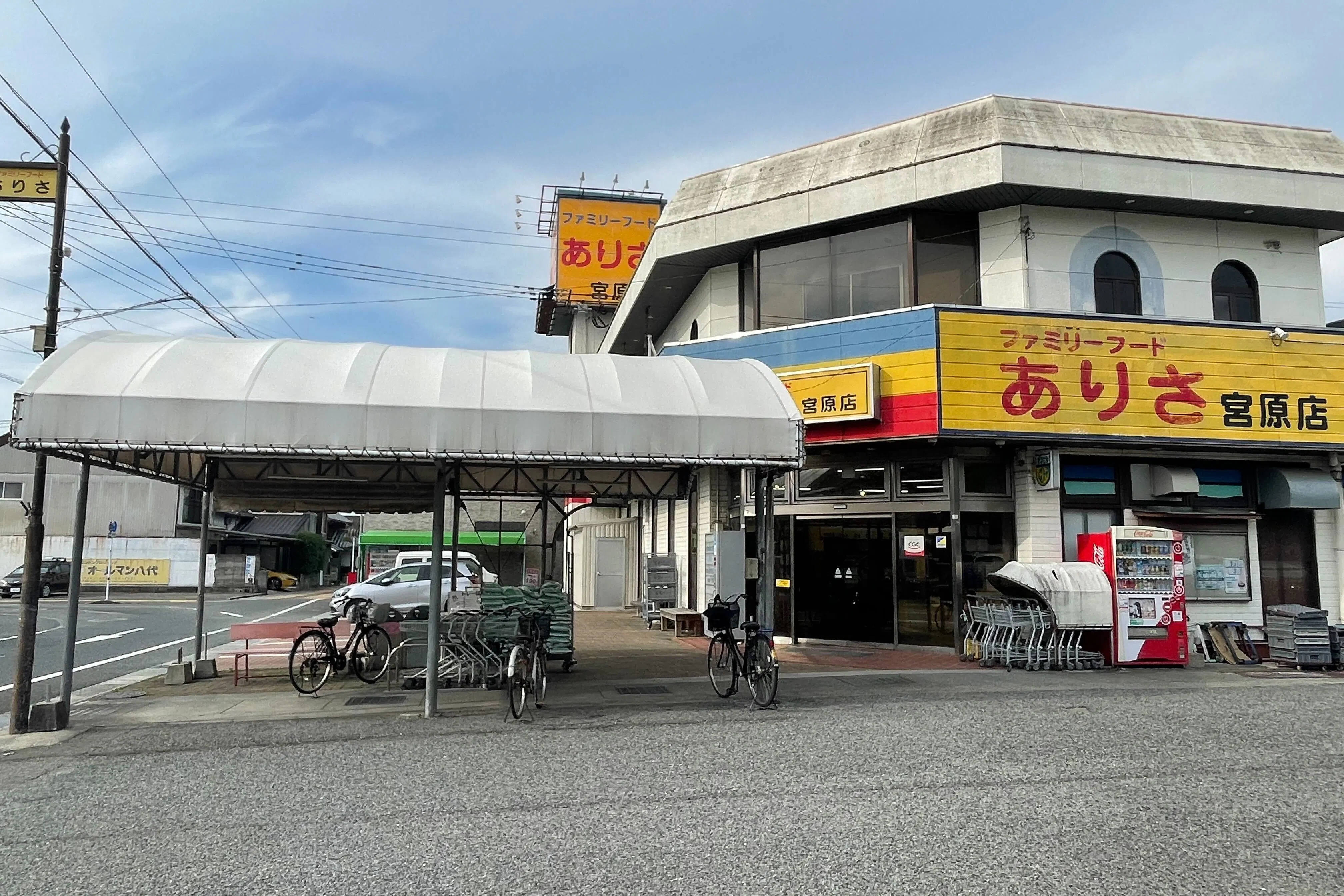 【ファミリーフードありさ宮原店】キッチンカーやプロモーションに最適な店舗入口前のテント下スペース