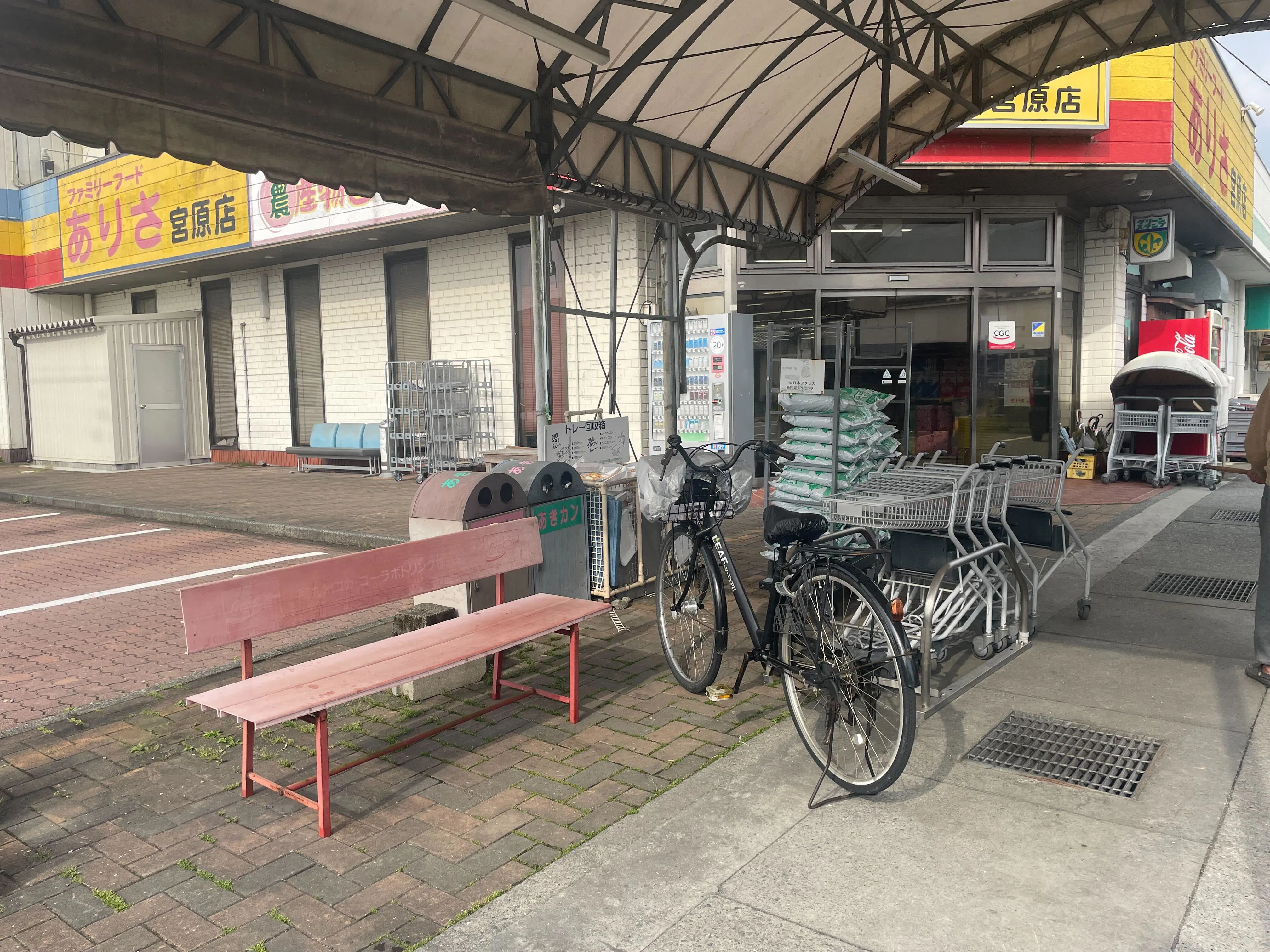 【ファミリーフードありさ宮原店】キッチンカーやプロモーションに最適な店舗入口前のテント下スペース