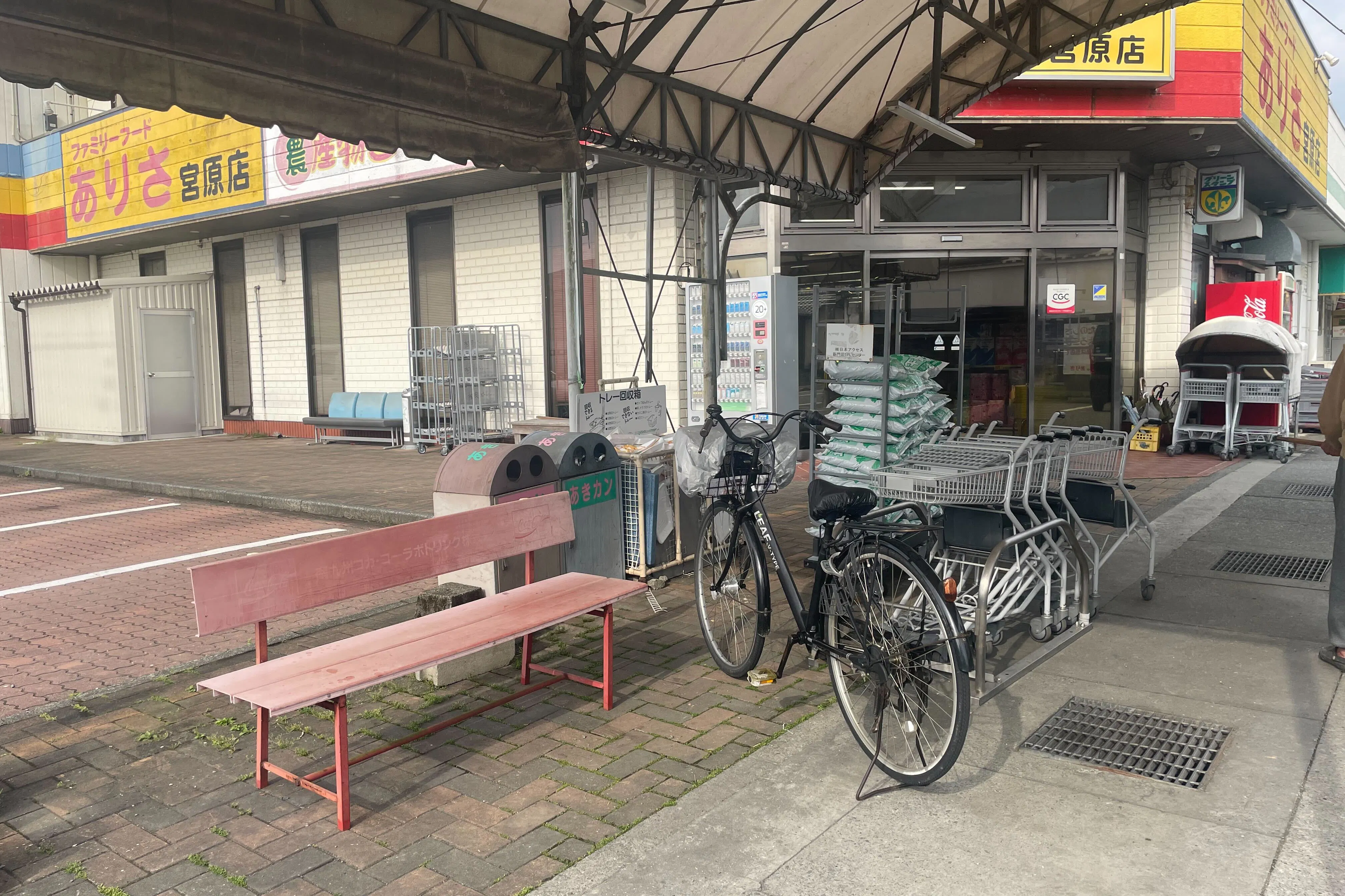【ファミリーフードありさ宮原店】キッチンカーやプロモーションに最適な店舗入口前のテント下スペース