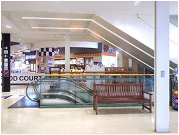 【イオンモール大和】3階ライトコートエスカレーター脇の画像