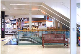 【イオンモール大和】3階ライトコートエスカレーター脇