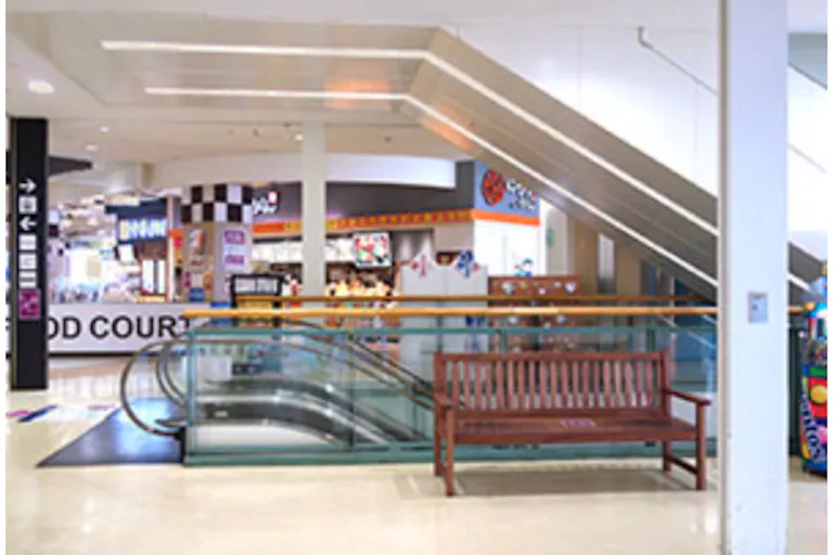 【イオンモール大和】3階ライトコートエスカレーター脇の画像1