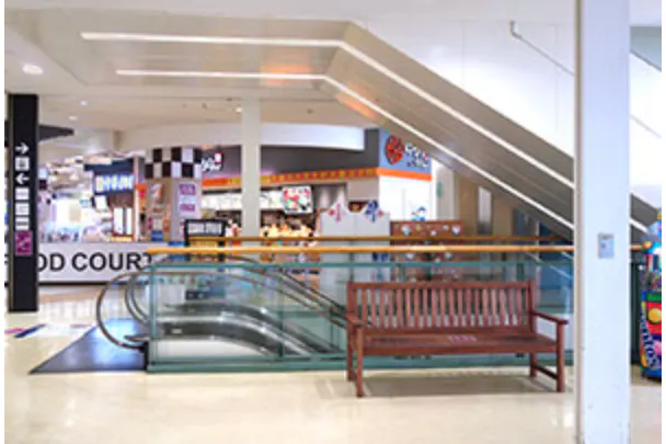 【イオンモール大和】3階ライトコートエスカレーター脇