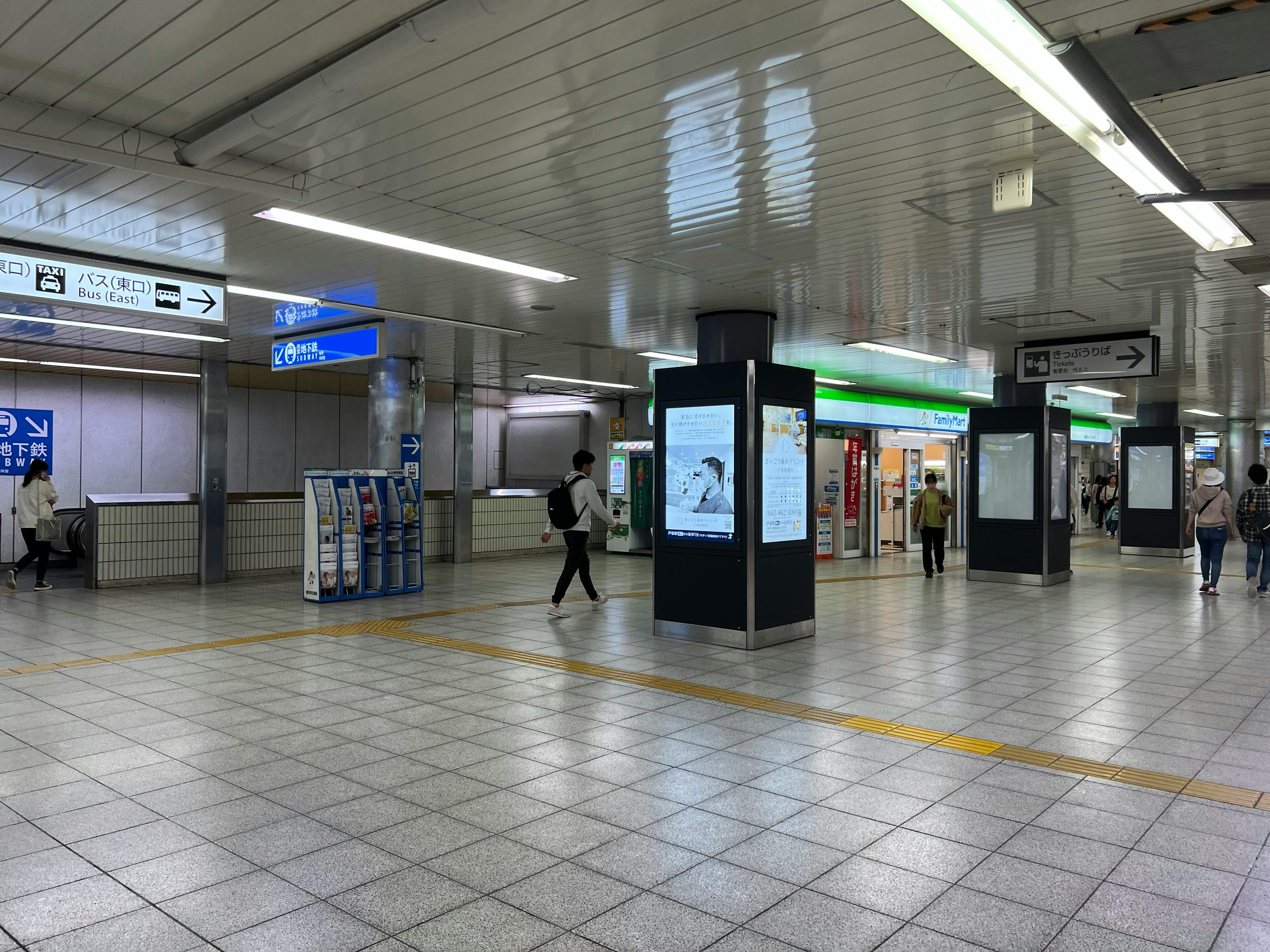 【横浜市営地下鉄ブルーライン戸塚駅】各種プロモーションや物販、食物販のポップアップストアに最適な人通りの多い改札外イベントスペース