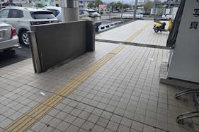 【富士屋田尻北店】プロモーションに最適な店舗入口付近の軒先スペース②