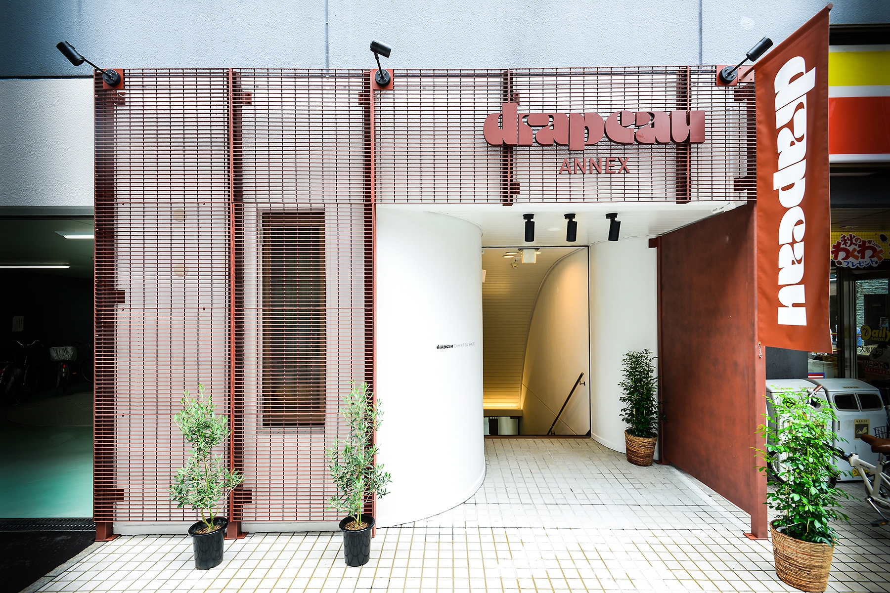 建物は、通りから一目でわかる特徴的な建築です。（その2）