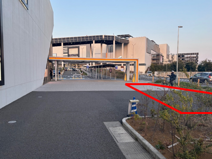 【イオンモール座間】屋外　イオンシネマ前