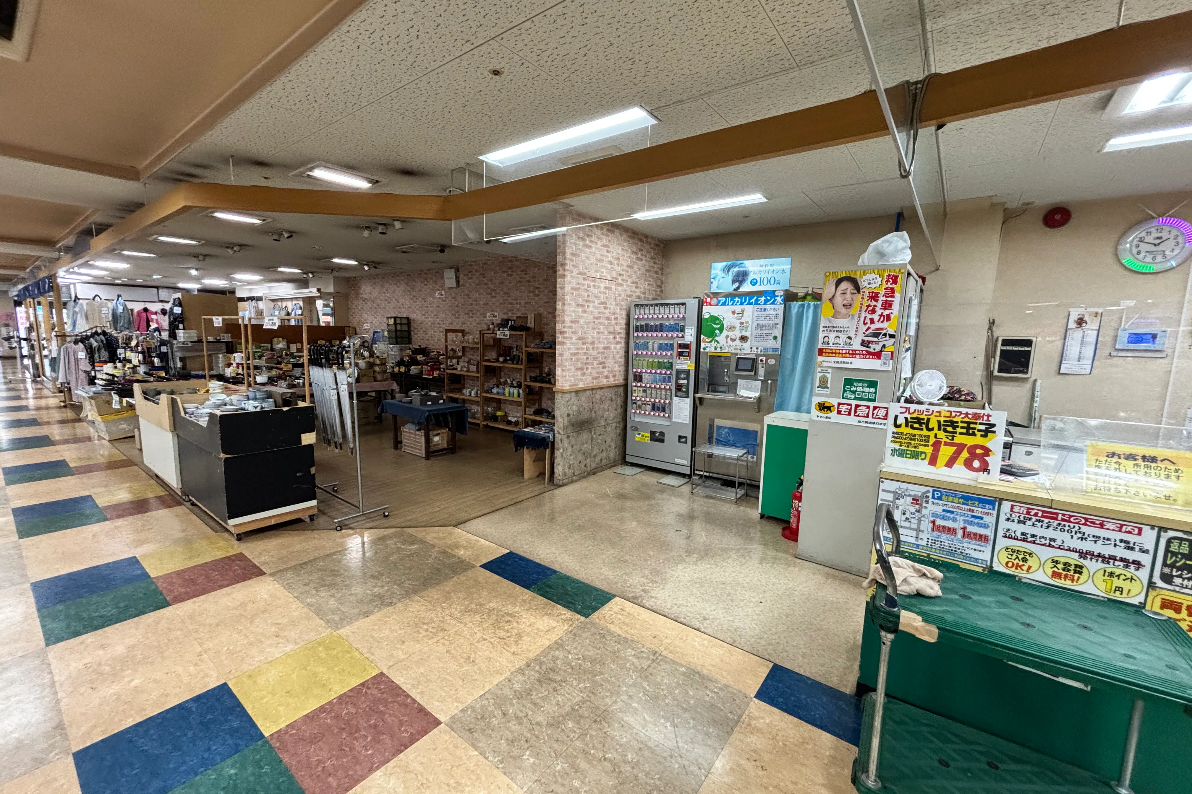 【フレッシュコア】販促プロモーションや物販イベントに適した地元の方に愛されるスーパーのサービスカウンター横の空き区画スペース4